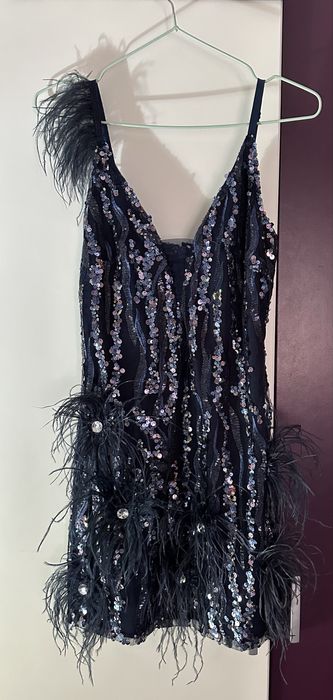 Тъмносиня рокля с пера и пайети