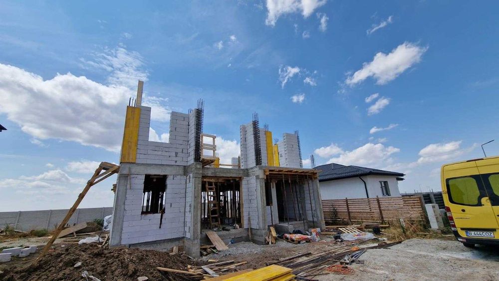 Construcții case la rosu si la cheie