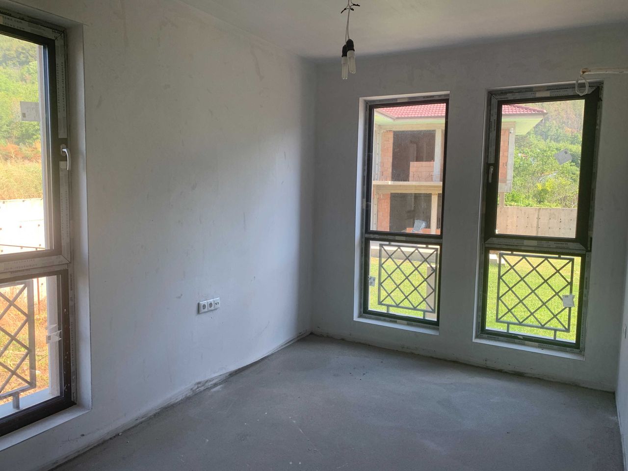 Продава се Четиристаен апартамент в Карлово - 119 кв.м за 1503 €/кв.м - Снимка #16