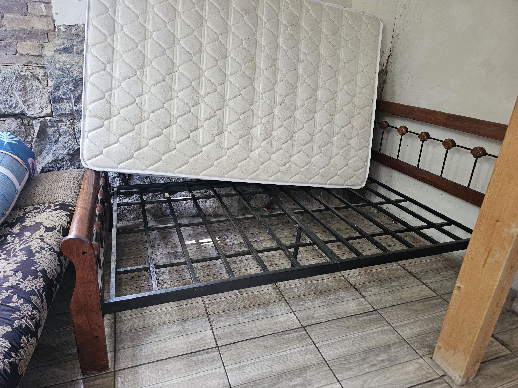 Продам кровать отличного качества с матрасом