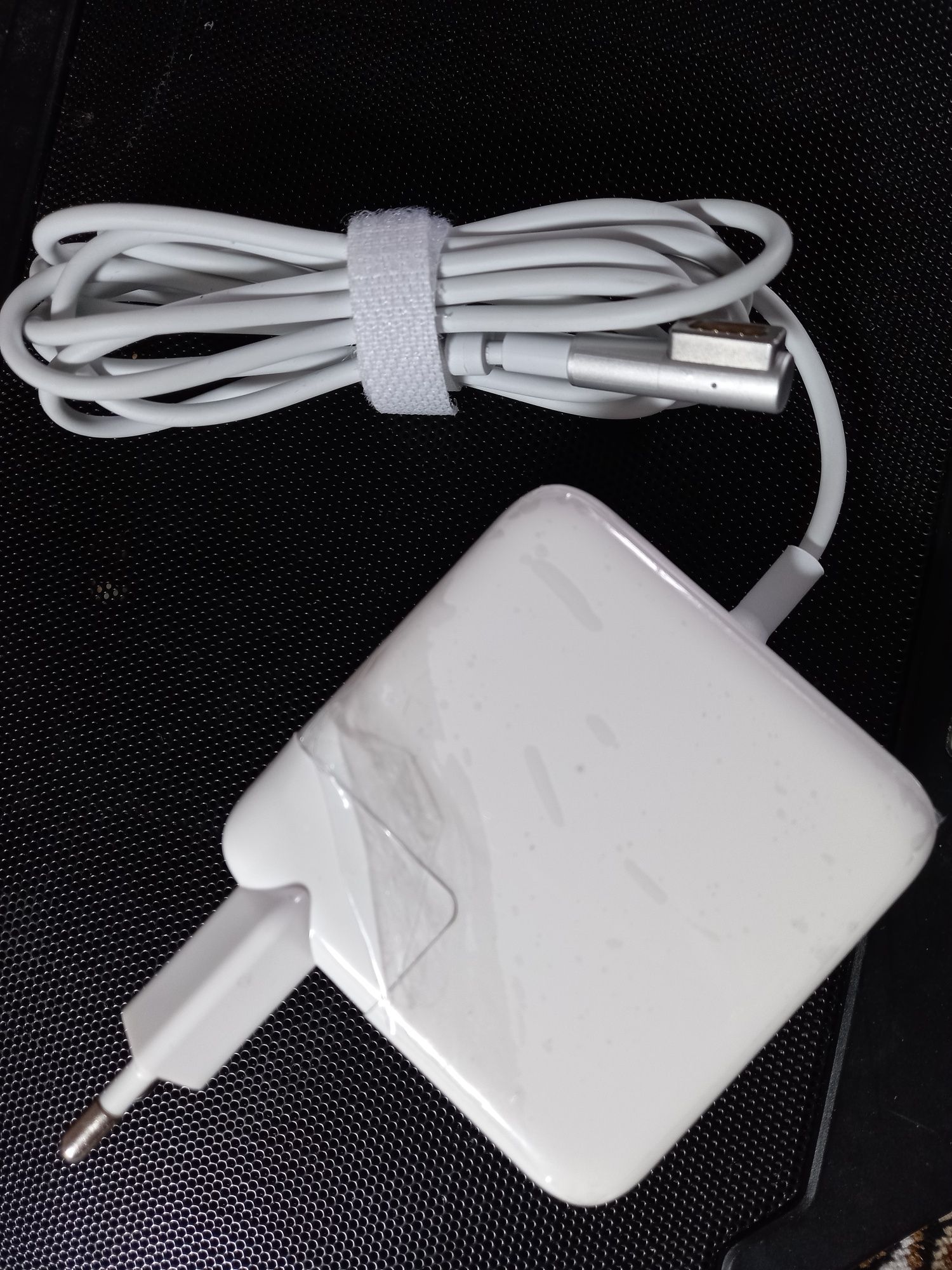 Продам зарядку для Макбук MagSafe.