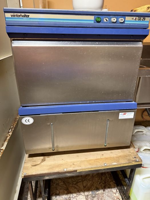 Продава се интериорно оборудване и основно кухненско оборудване