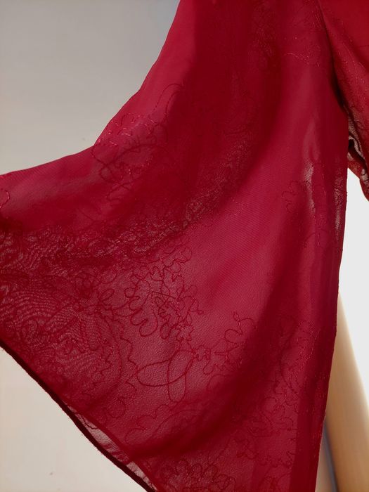 Bluzița roșie cu mâneci evazate