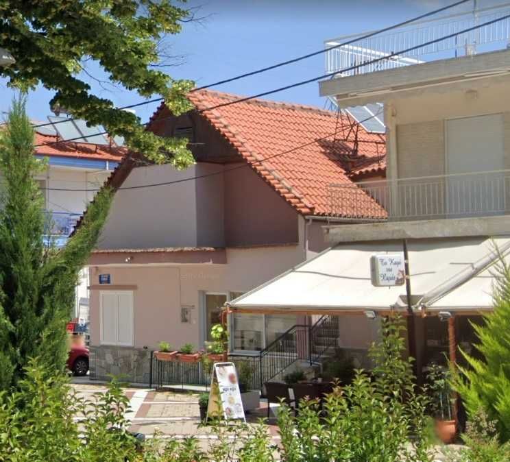 Продава 2 ет къща 80 м2 и двор 220 м2 топ център на Аспровалта, Гърция