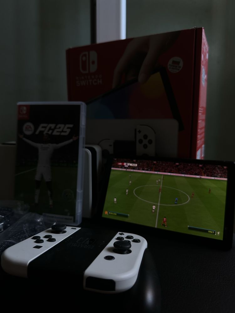 Nintendo Switch OLED 64GB + FC 25 + microSD 256GB – като нов!