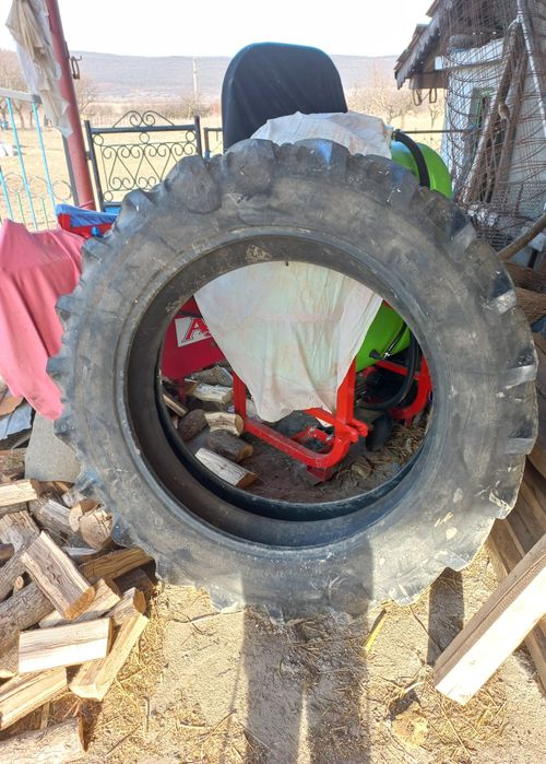 Vând două anvelope tractor 13.6R36 + cadou