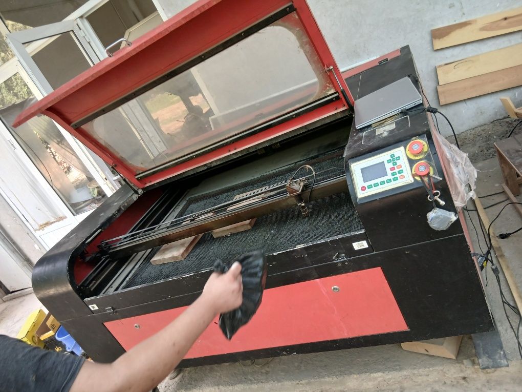 lazer aparat sotlad ishlab turgan