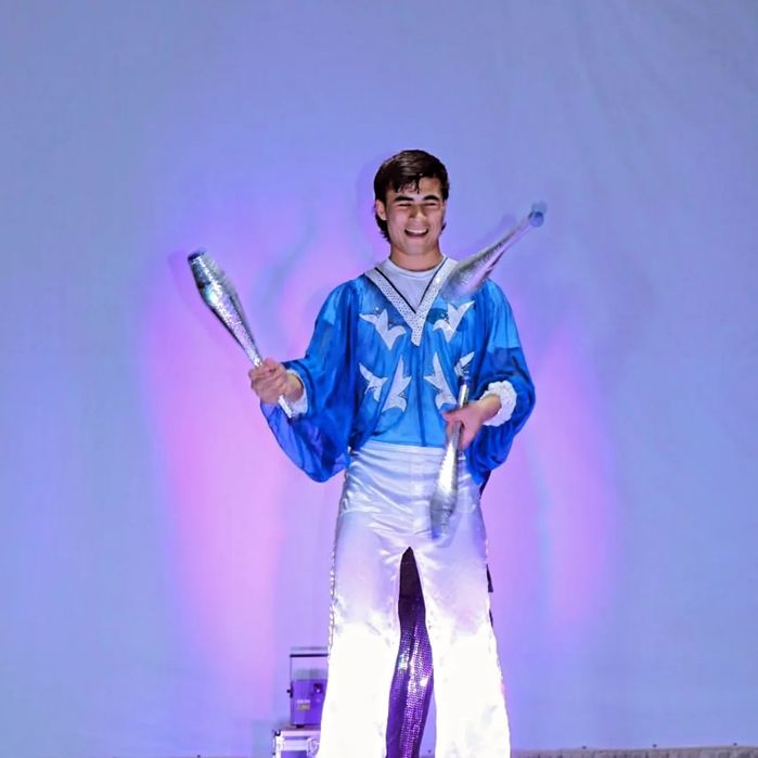 Kafe restoranlarda ugʻilgan kunlarda sirk shou tomoshalari.