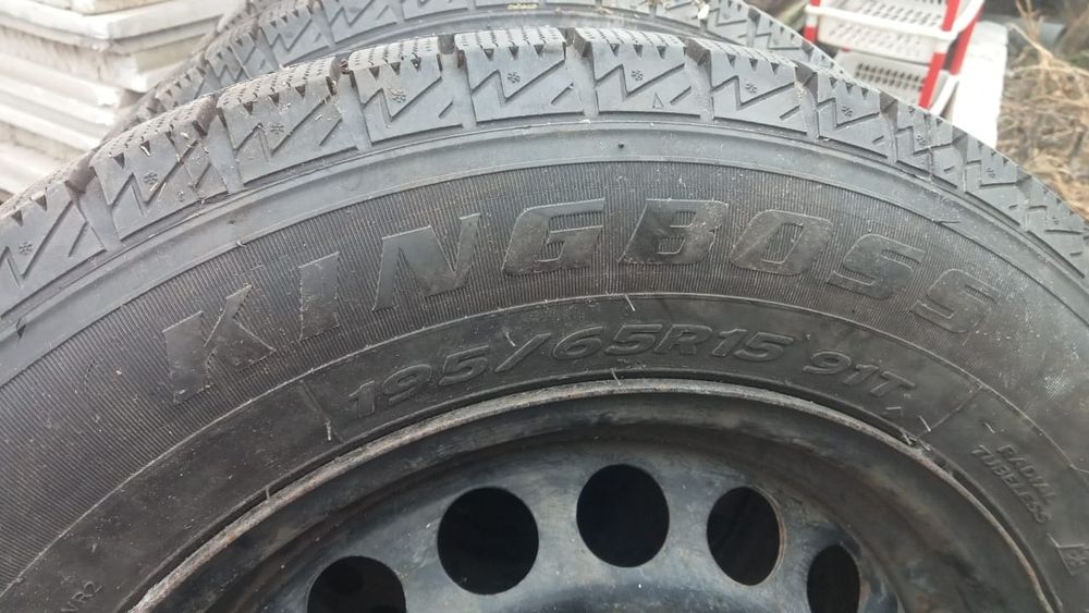 Продам 4 покрышки с дисками