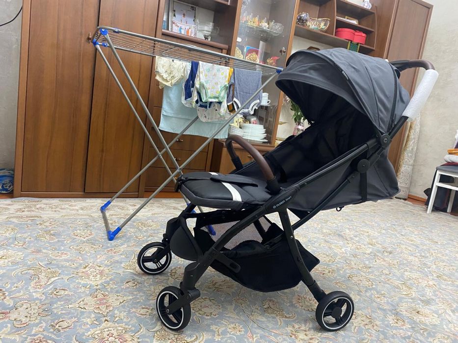 Коляска прогулочная. Собирается одним щелчком.