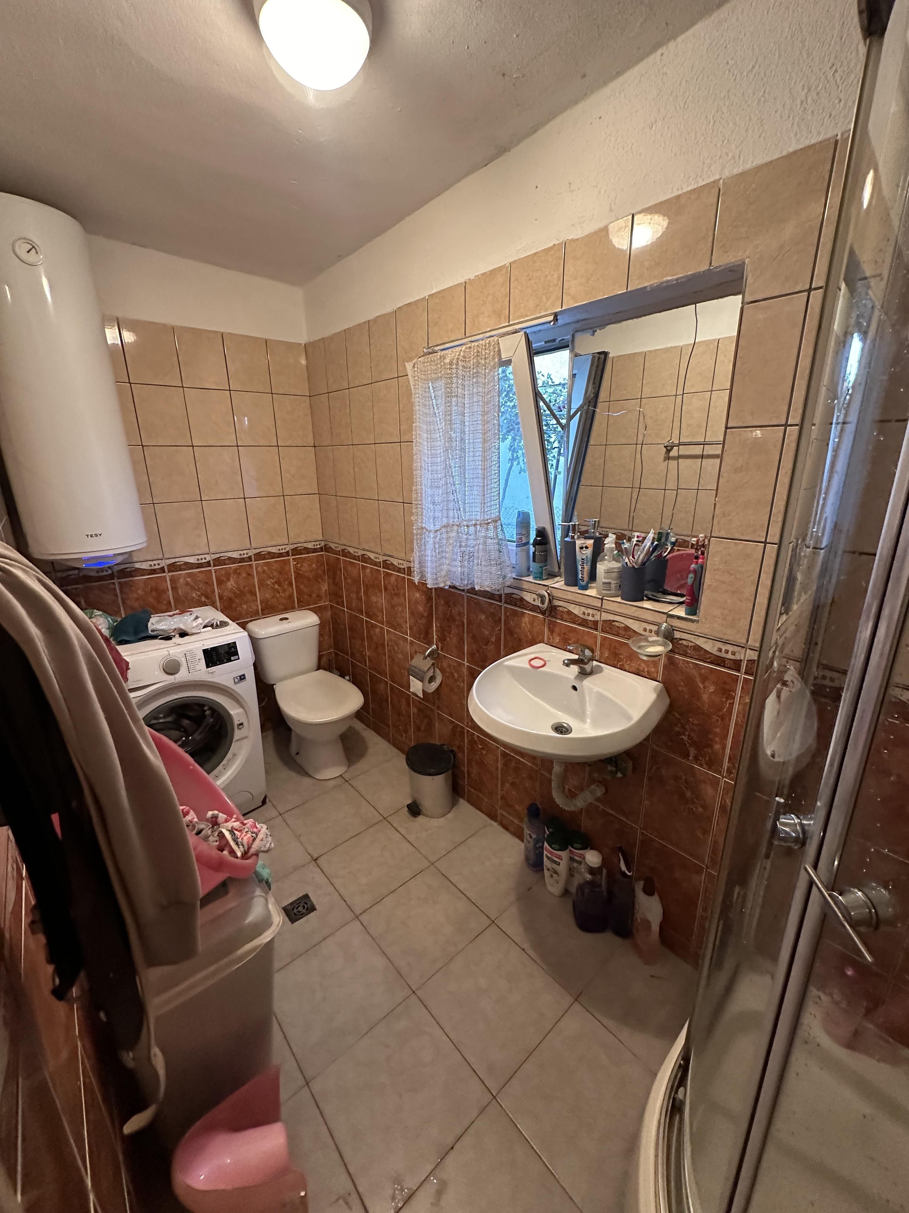 Двуетажна Къща с акт 15 в кв. Долно езерово
