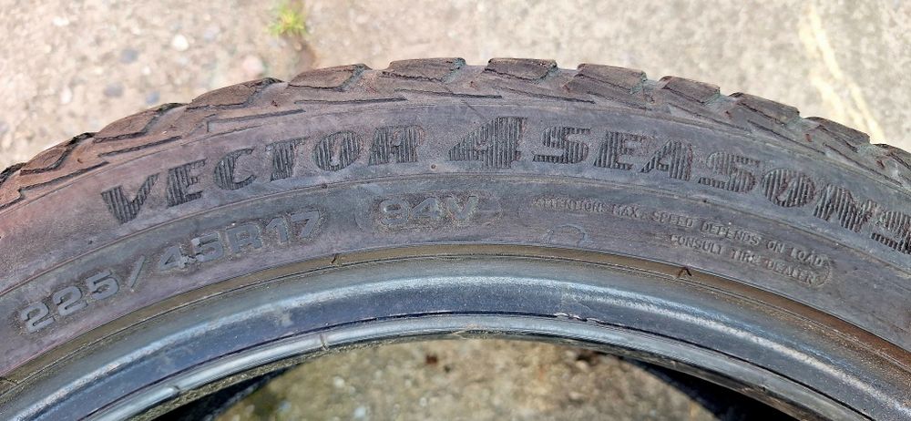 Vând 2 anvelope ,cauciucuri m+s de iarnă  pe 16 și 17