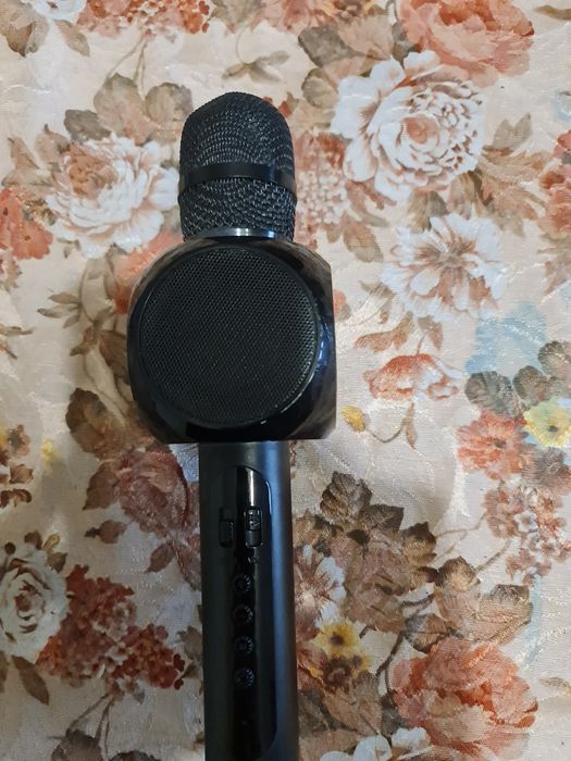 Продавам безжичен микрофон с блутут и вградена тонкулона.