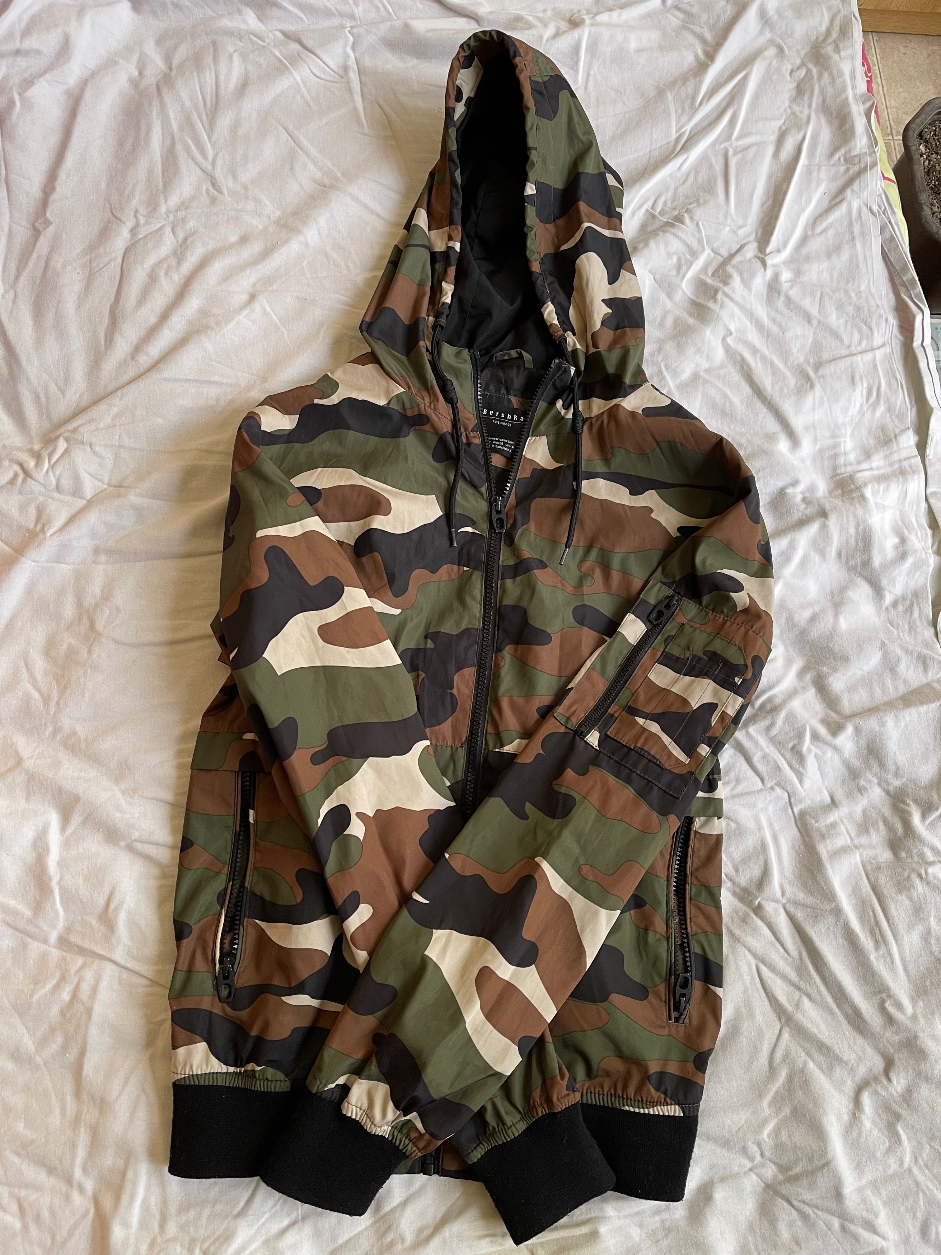 Bershka яке камуфлажно