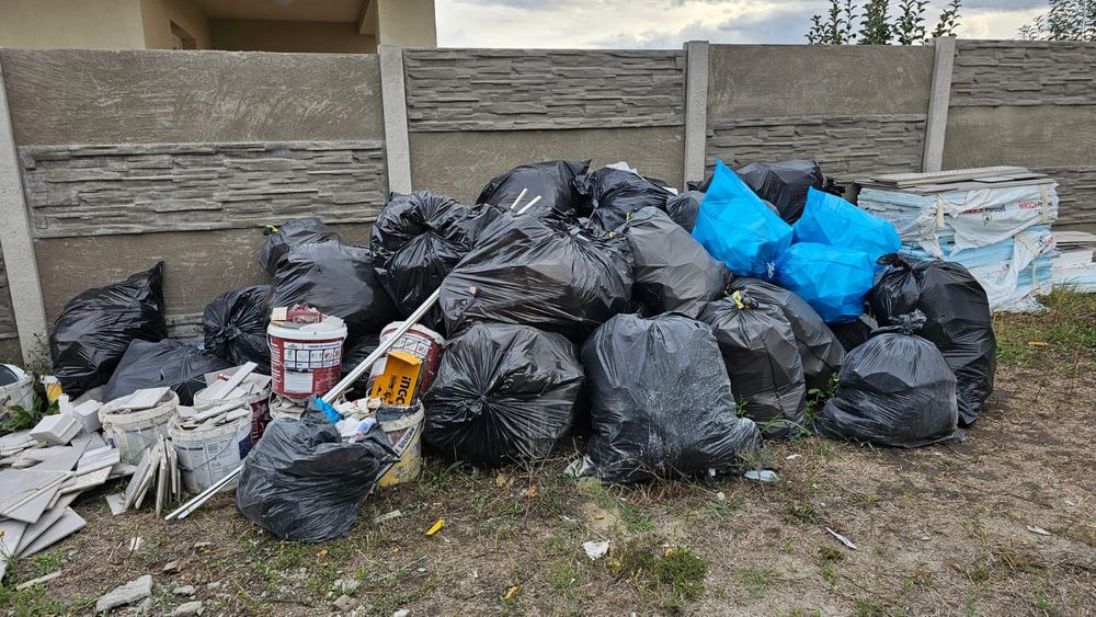 Ridic saci cu moloz din construcții
