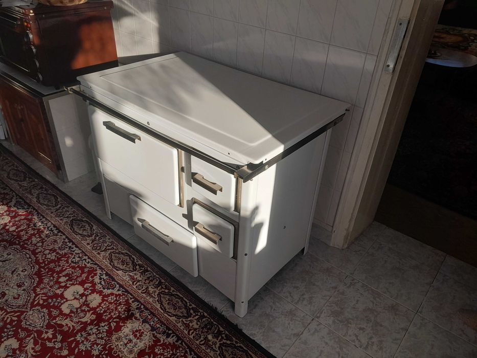 Печка готварска на дърва .