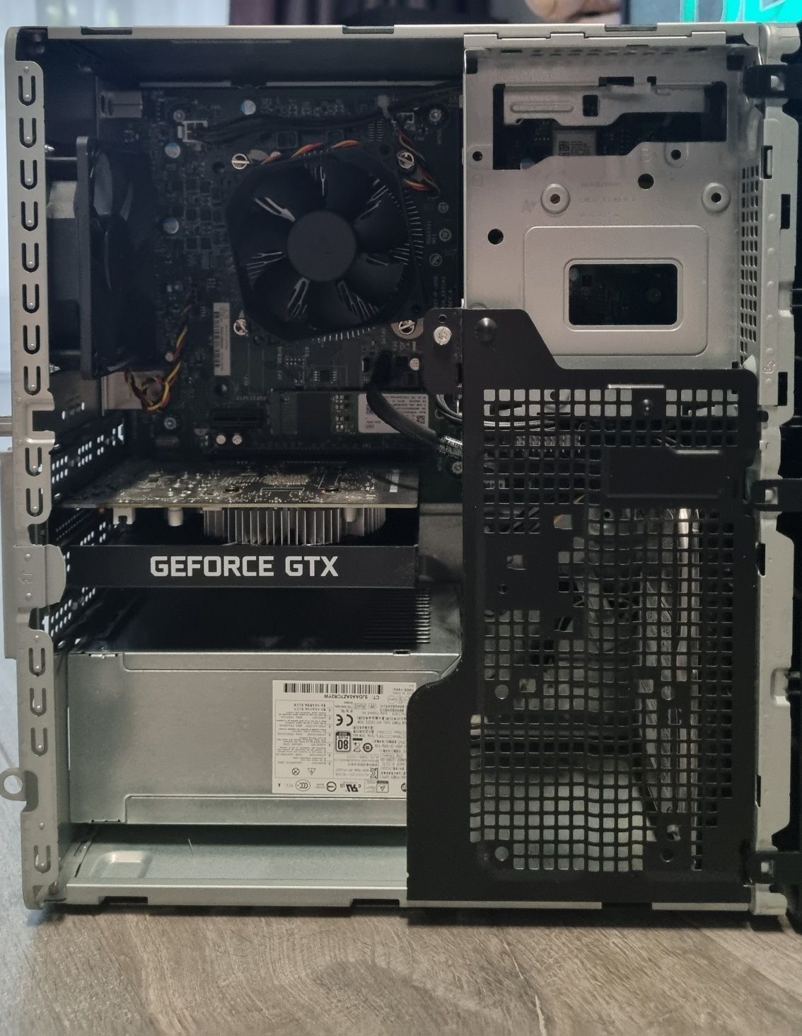 Sistem Gaming Desktop PC HP cu procesor AMD Ryzen 5 3400G pana la 4.2