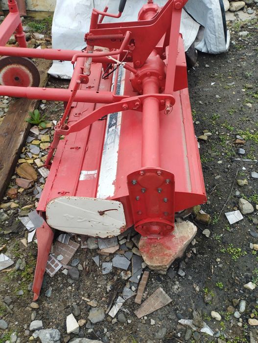 Продавам фреза малък трактор.