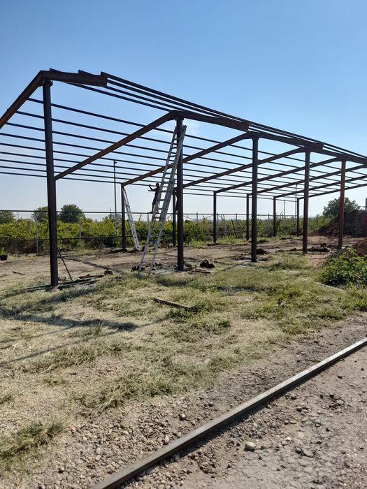 Vand hala pe structura metalica destinata pentru servicie auto,stație
