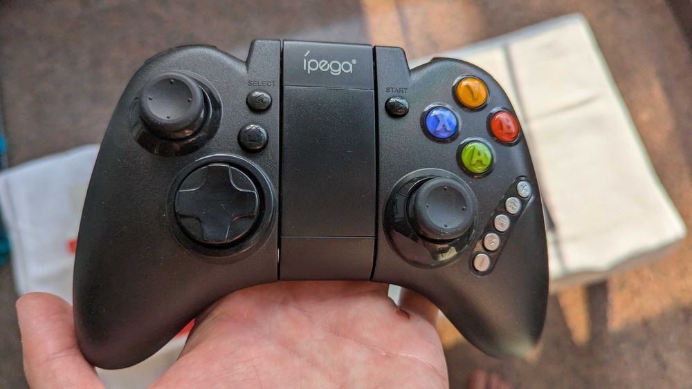 Gamepad Bluetooth cu suport telefon