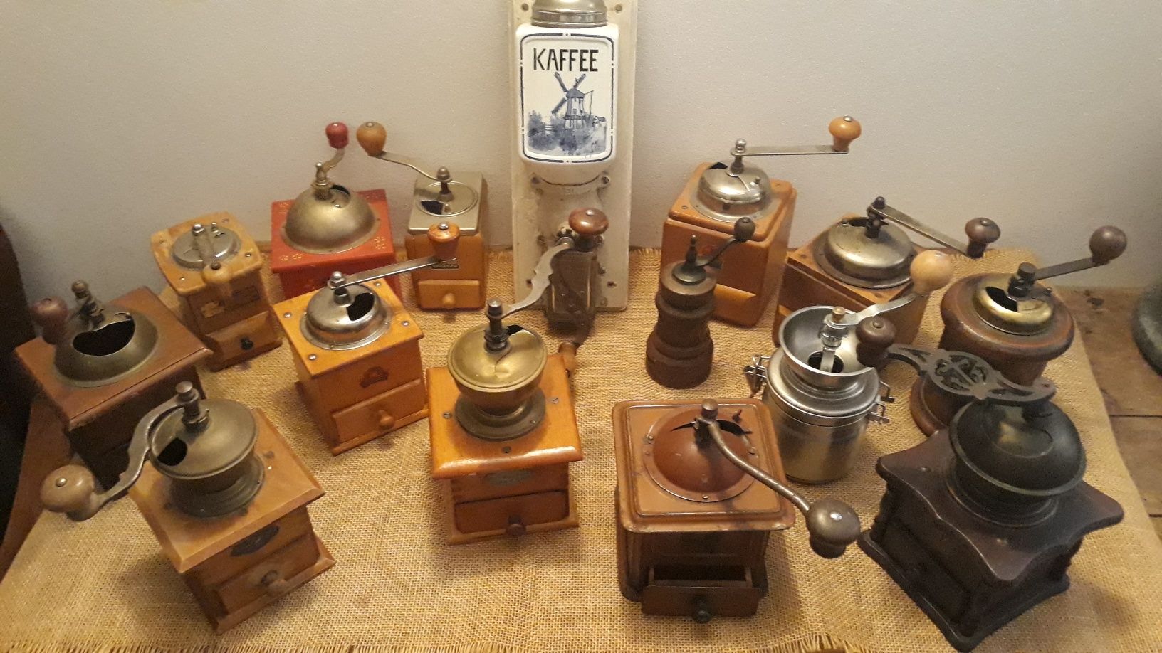 Колекционерски немски мелници за кафе и подправки (месинг и дърво)
