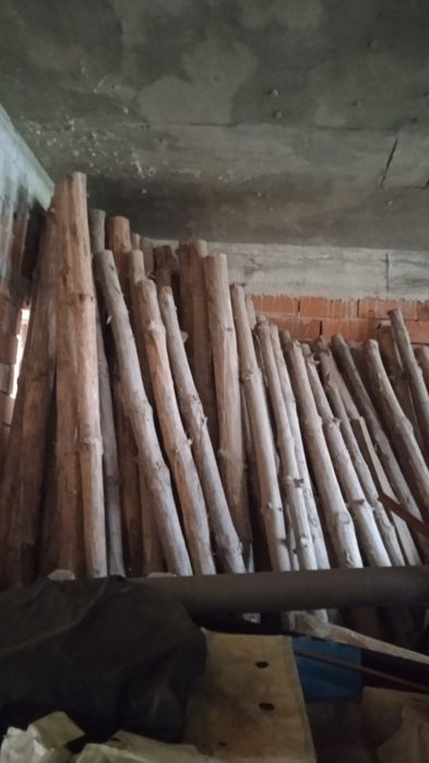 Продавам дървени подпори с дължина 3м.