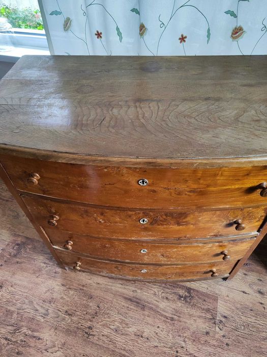 Старинен дървен скрин