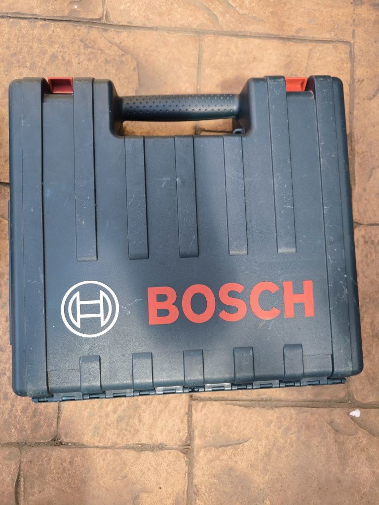 Vând mașini de  găurit insurubabila Bosch și black decher