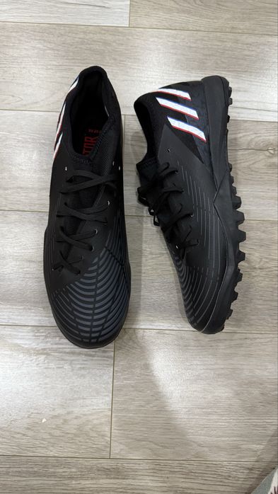 Сороконожки Адидас Предатор новые !