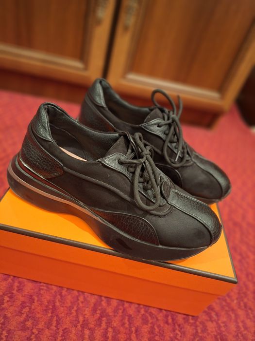 Продаеться женские кроссовки