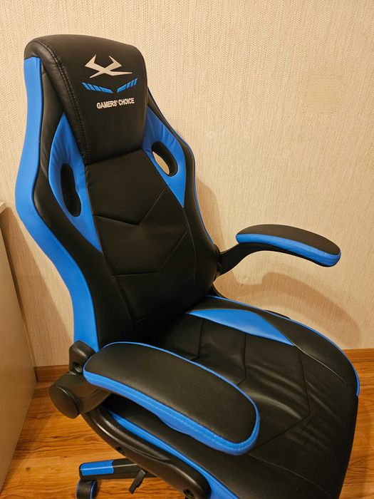 Въртящ се геймърски стол