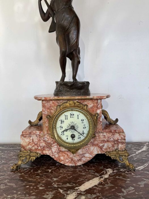 Ceas antic din marmură roz cu statuetă din bronz, H 59 cm