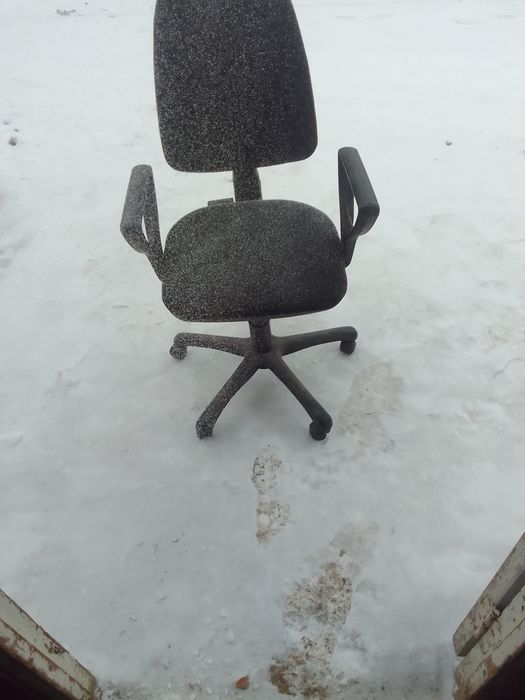 Кресло компьютерное рабочий как на фото всё отлично работает 5000 тн