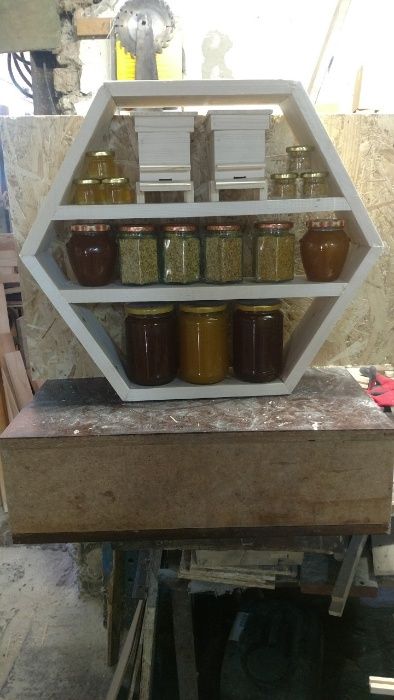 Стелажи за мед и сувенири