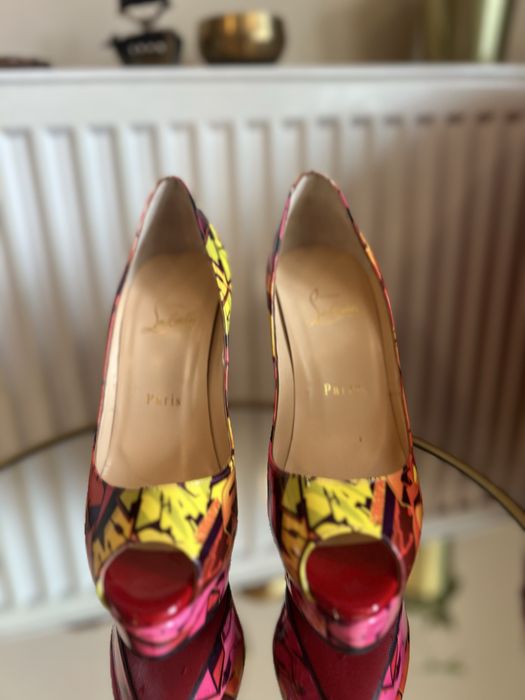 Pantofi Louboutin editie limitata