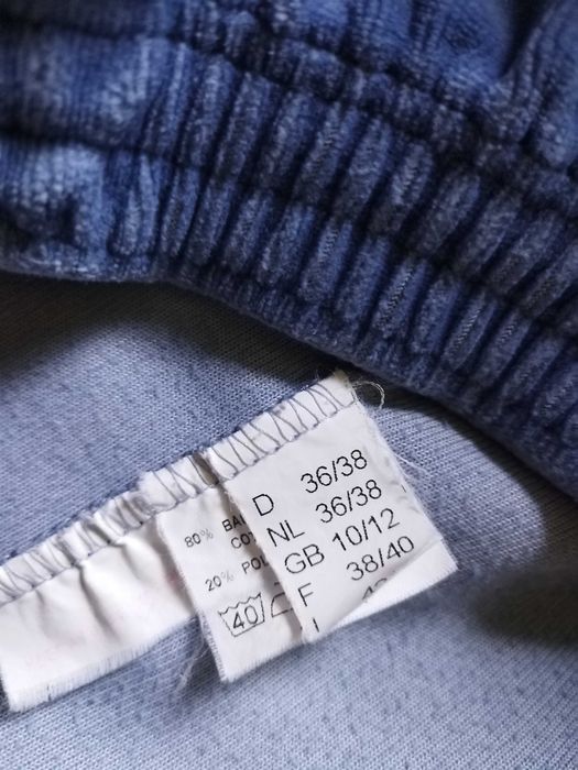 Pantaloni cu buzunare, din catifea.Culoare bleu. Marimea M,purtat odat