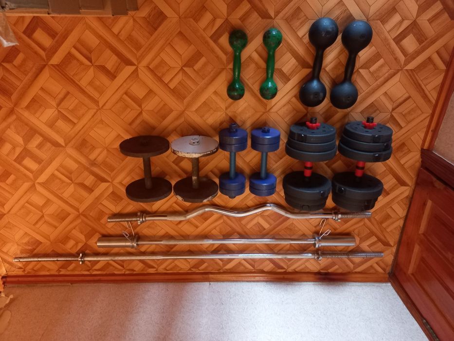 Гантели разных весов. Грифы для штанги.