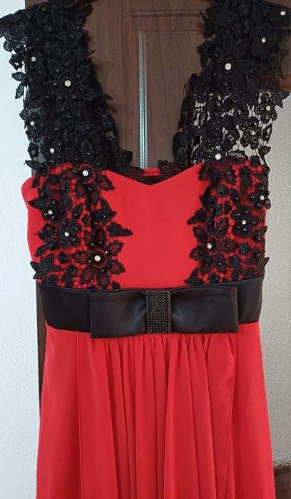 Vând rochie superbă de culoare roșie