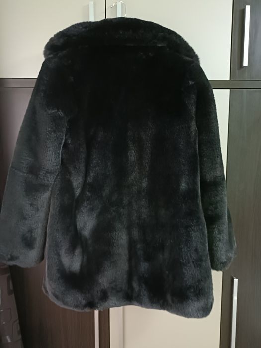 Vând haina de blana Bershka