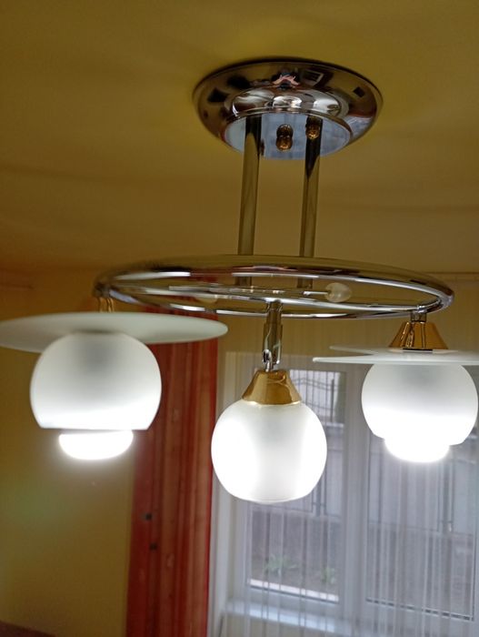 Lustra cu trei brațe