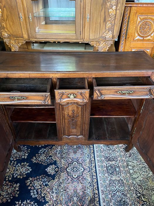 Старинен дъбов бюфет