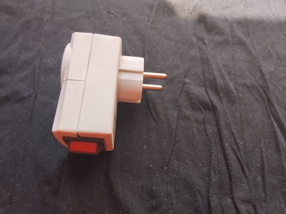 Самостоятелен контакт  с копче за прекъсване, за 220 волта