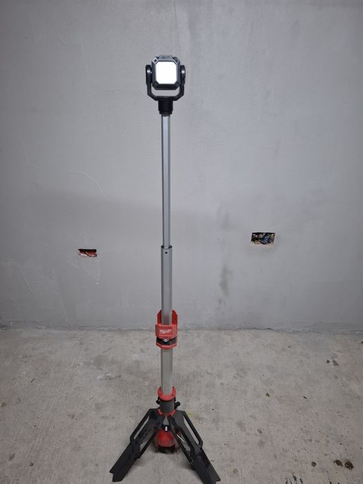 Turn de iluminat Milwaukee cu LED, 1400 lumeni, model M12 SAL-0, 12V,