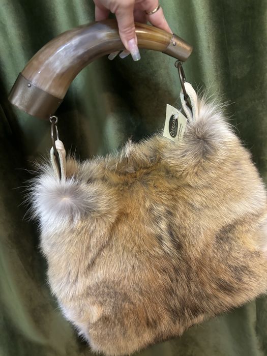 Geanta OVERLAND blana naturala de coiot , maner din corn autentic