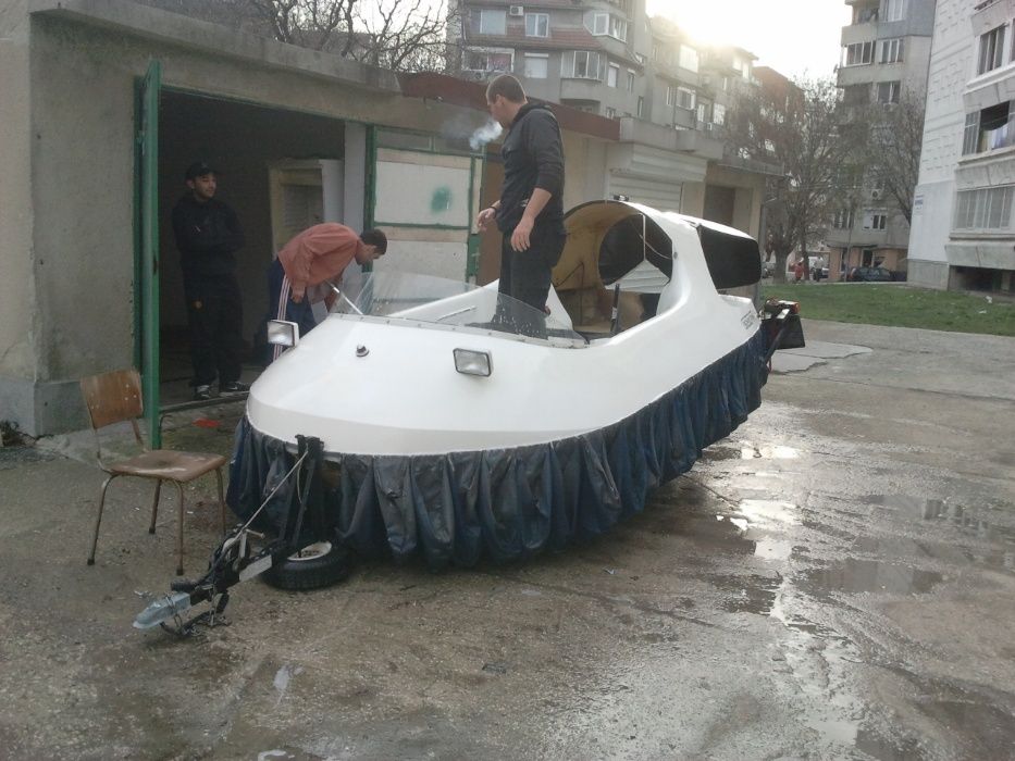 Уникална лодка на въздушна възглавница Neoteric Hovercraft с колесар