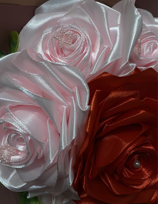 Trandafiri de satin, flori