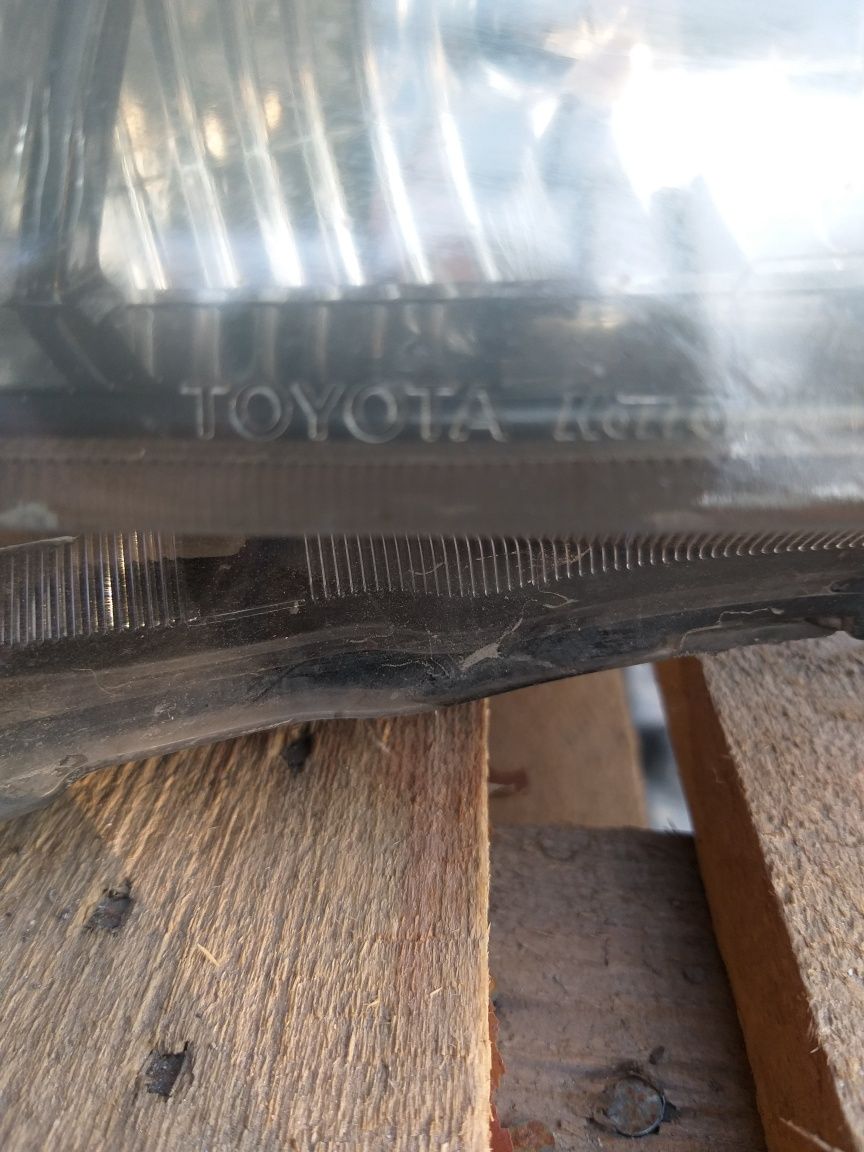 Фара передняя правая Toyota Estima 01 06 г
