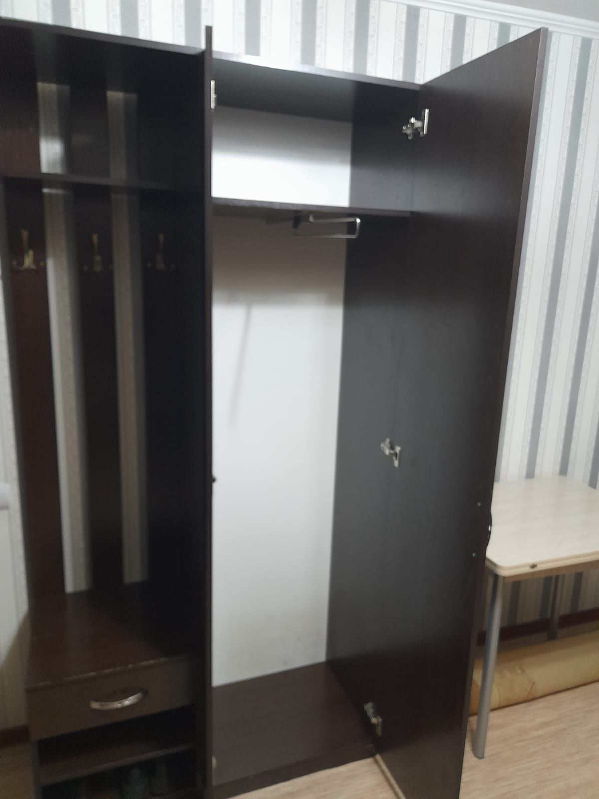 Продам шкаф в прихожую