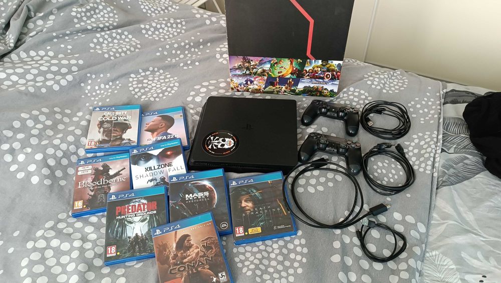 Playstation 4 с два джойстика и осем игри