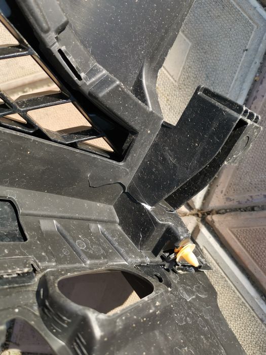 Aripa stânga grila centrala Renault megane 4 rs rs line.